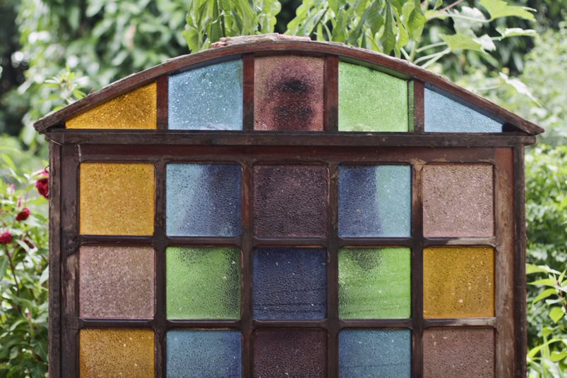 Janela de Vidro com Móbiles Coloridos: Leveza e Movimento - ideia