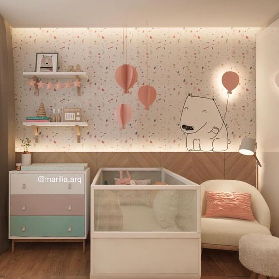 Iluminação Aconchegante: Quarto de Bebê Simples com Cordão de Luzes e Abajures - detalhe