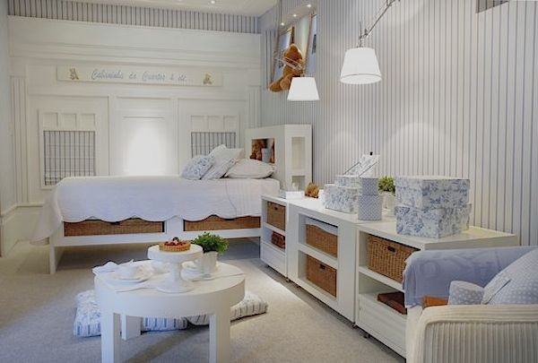 Clássico e Atemporal: Quarto com Papel de Parede Listrado e Móveis Provençais - ideia