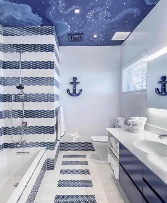 Banheiro com Detalhes Náuticos: Azul, Branco e Cordas - ideia