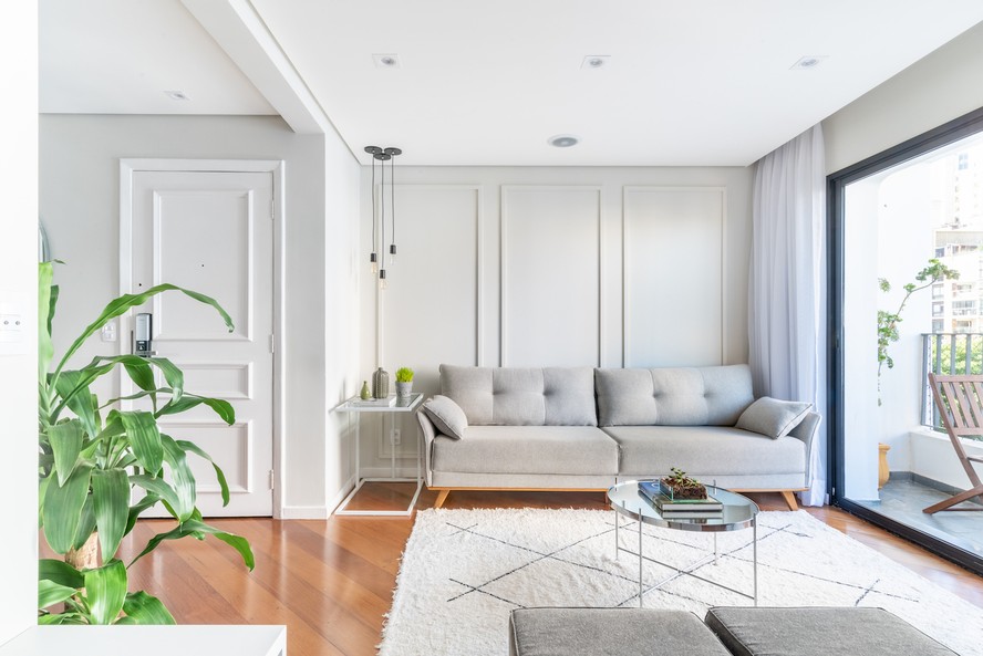 Toque Clássico: Sala de Estar com Boiseries e Detalhes Delicados - detalhe