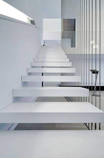 Escada Imponente com Degraus em Silestone Branco e Guarda-Corpo em Vidro - detalhe