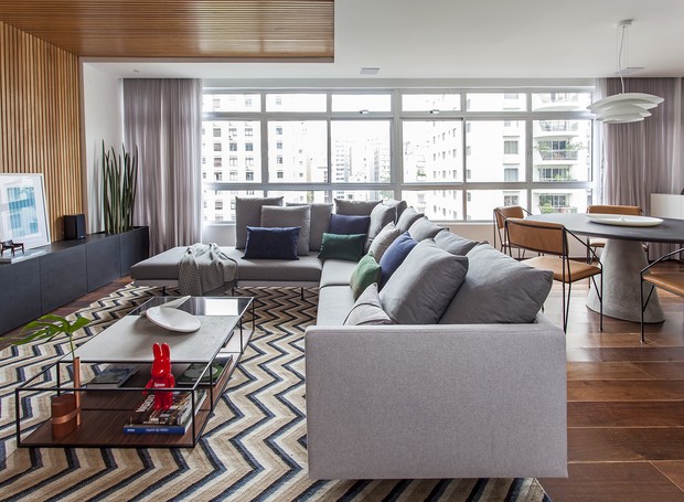 Sofá de Couro com Estante Atrás: Integre Livros e Decoração - ideia