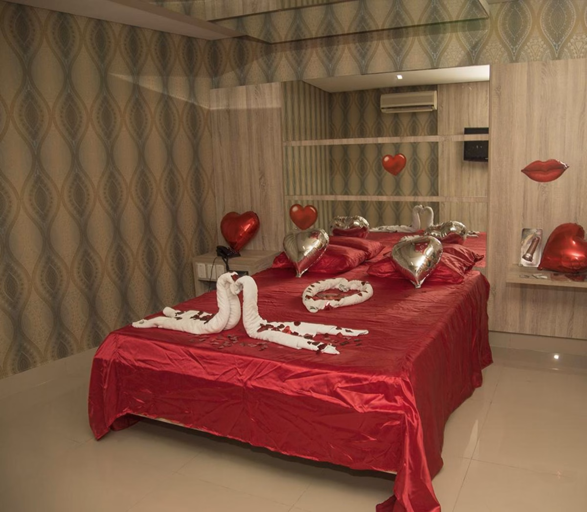 Suíte com Detalhes em Veludo e Toques Românticos - inspiração