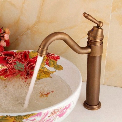 Torneira Vintage com Detalhes em Cerâmica: Um Clássico Repaginado - ideia