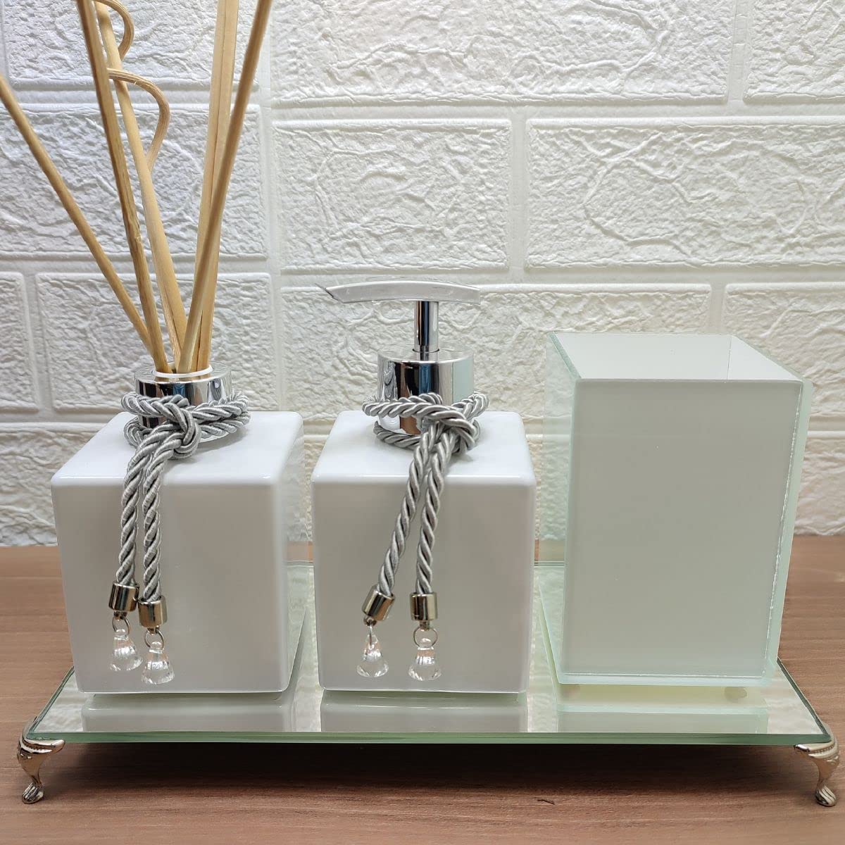 Acessórios de Banheiro com Bandejas Espelhadas: Glamour e Organização - ideia