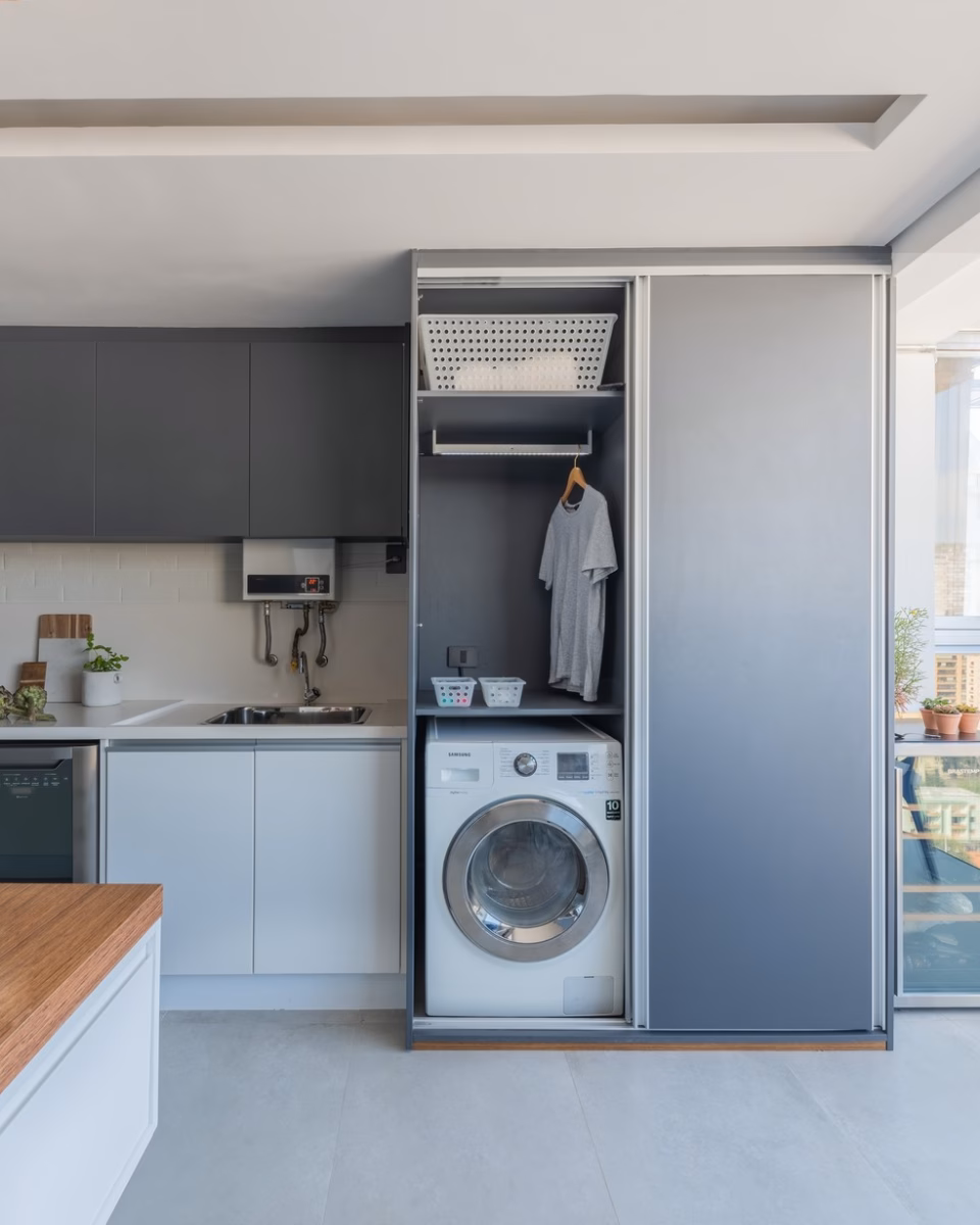 Área de Serviço Planejada Oculta em Armários Embutidos: Discrição Total! - detalhe