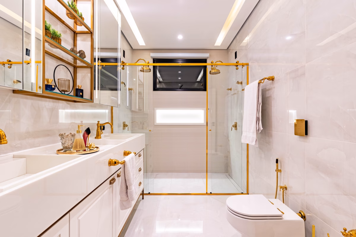 Banheiro Moderno com Nichos Iluminados e Organização Impecável - inspiração