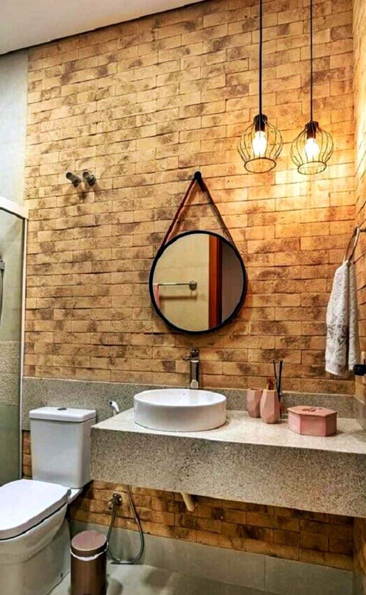 Banheiro Rústico com Iluminação Amarelada e Aconchegante: Relaxamento Garantido - detalhe