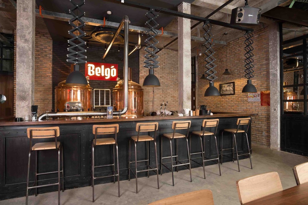 Barzinho Industrial com Metal e Madeira: Design Robusto - ideia