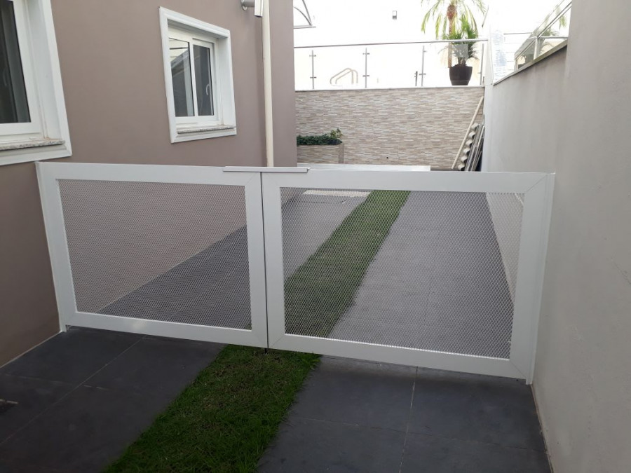 Portão Desempenado com Revestimento em Tela Expandida: Leveza e Ventilação - inspiração