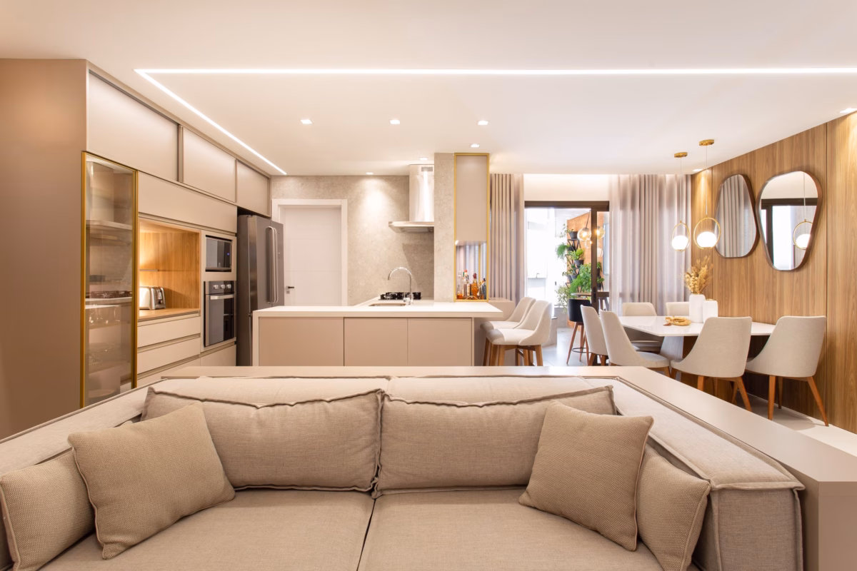 Elegância Clássica: Bege e Marrom para uma Sala de Estar Refinada e Acolhedora - inspiração