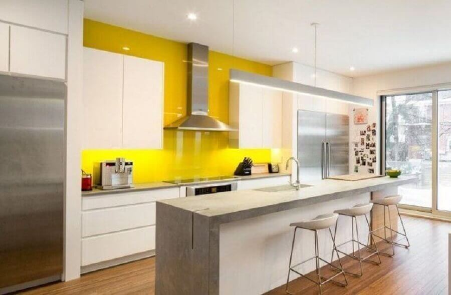 Cozinha Amarela com Revestimento 3D e Texturas Naturais - detalhe