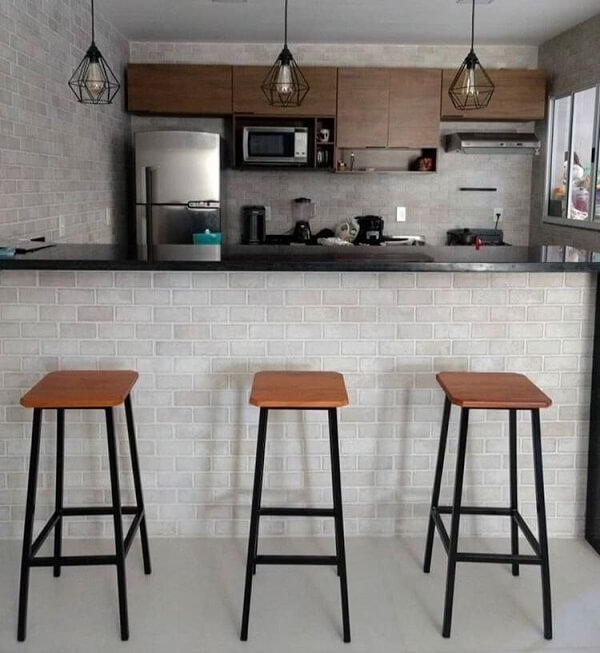 Cozinha Americana com Bancada em L e Revestimento de Tijolinho: Integração e Aconchego - ideia