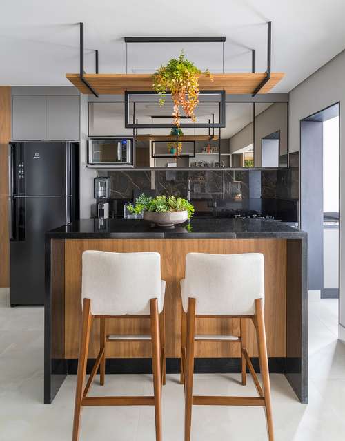 Cozinha Corredor com Jardim Vertical Suspenso - ideia