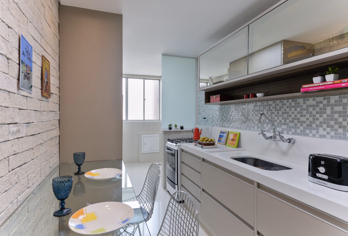 Cozinha Planejada Pequena com Prateleiras Aéreas Decorativas - ideia