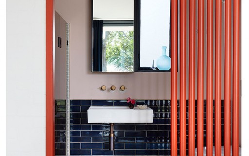 Banheiro Pequeno com Azulejos Subway Coloridos: Um Toque Retrô Vibrante - detalhe