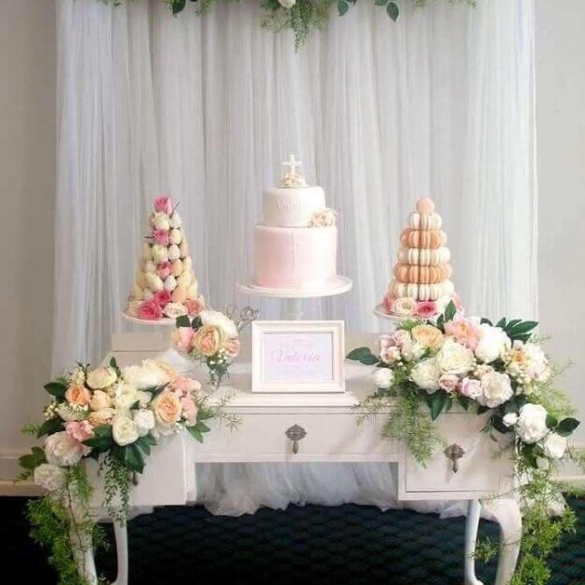 Batizado Floral Encantado: Guirlandas e Arranjos Suspensos - inspiração