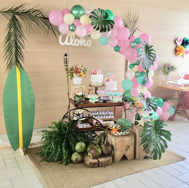 Decoração de Festa Tropical com Folhagens Naturais: Frescor e Exuberância - inspiração