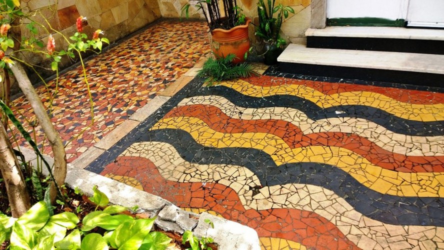 Arte Efêmera: Mosaicos de Cacos de Cerâmica em Caminhos e Muros - inspiração