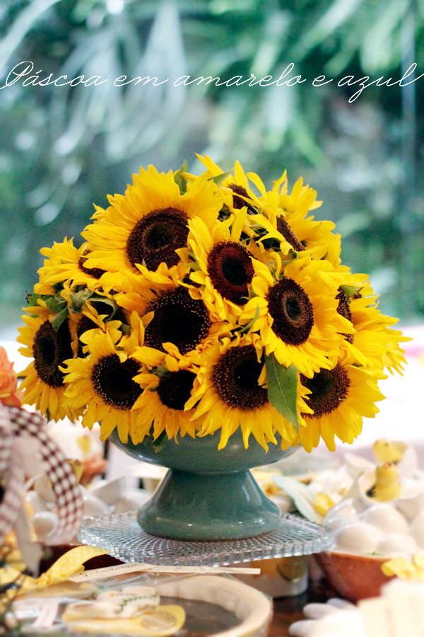 Mesa de Páscoa Vibrante: Explosão de Cores e Alegria com Louças Temáticas e Arranjos Florais - detalhe
