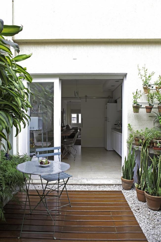 Estilo Rústico Chic: Pátio com Deck de Madeira e Plantas Nativas - ideia