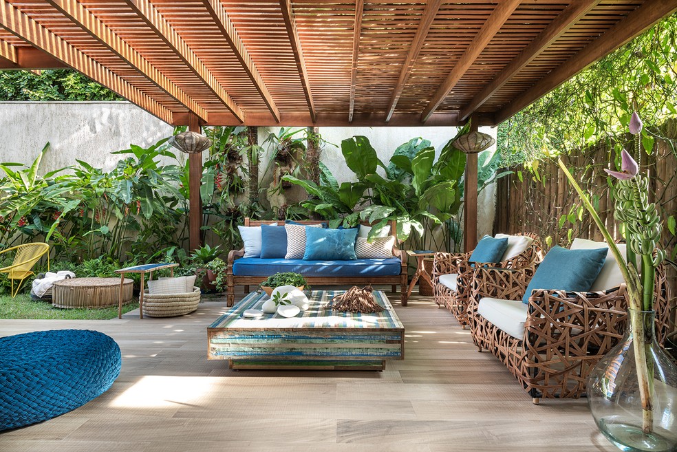 Varanda Rústica com Madeira de Demolição e Elementos Naturais - ideia