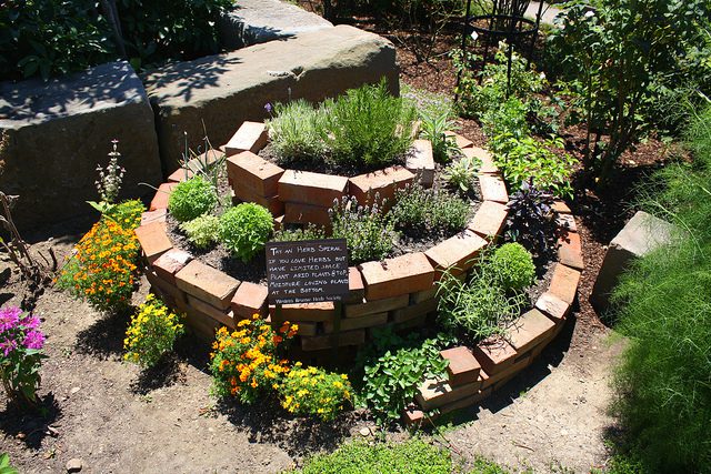 Jardins Aromáticos em Espiral com Tijolos - detalhe