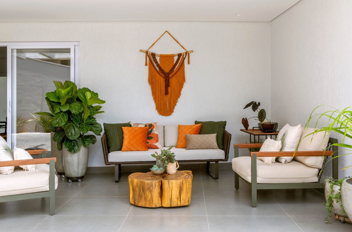 Sala de Estar Tropical com Cores Alegres, Folhagens e Artesanato Brasileiro - detalhe