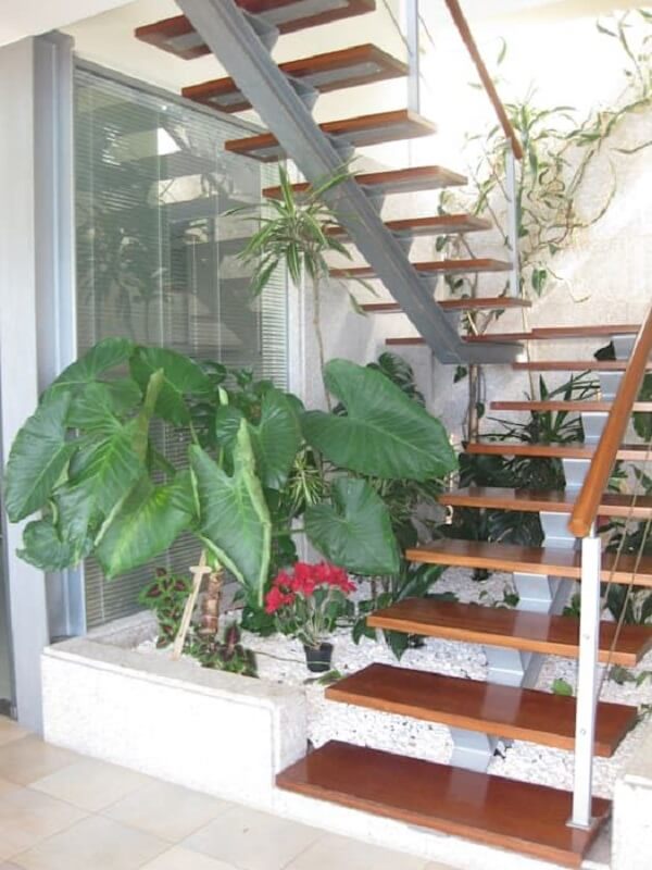 Escada Escama de Peixe com Jardim Vertical Integrado: Natureza em Casa - detalhe