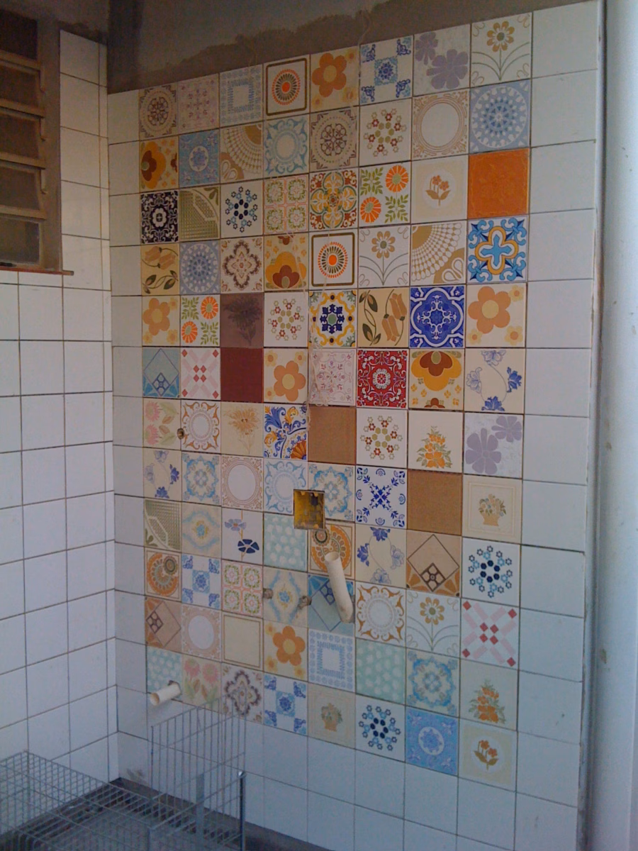 Lavanderia Vintage: Charme Retrô com Azulejos Antigos e Detalhes Delicados - ideia