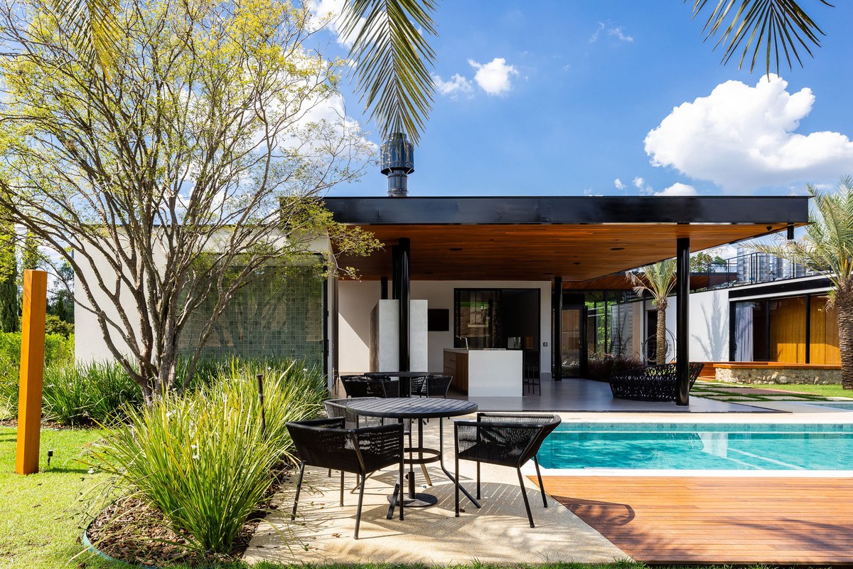 Espaço Gourmet ao Ar Livre: Integração e Convivência com Churrasqueira e Bancada - ideia