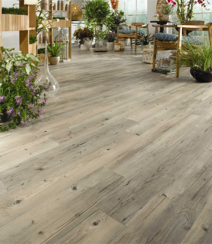 Conexão com a Natureza: Piso Laminado com Acabamento Natural em Varandas Gourmet - inspiração