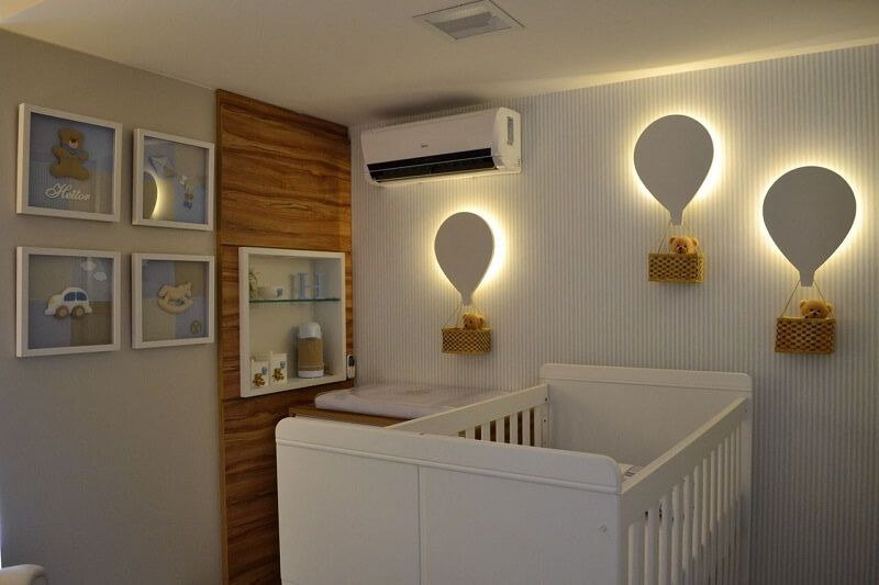 Iluminação Aconchegante: Quarto de Bebê Simples com Cordão de Luzes e Abajures - ideia
