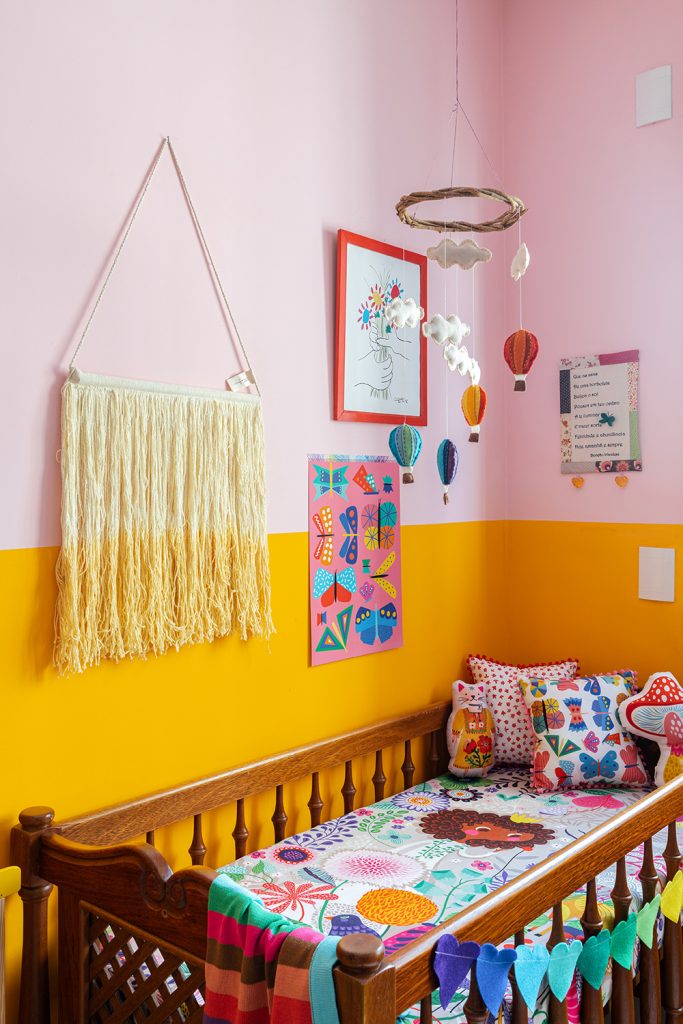 Alegria Vibrante: Quarto de Bebê Colorido com Temas Lúdicos - inspiração