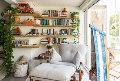 Cantinho de Leitura: Poltrona Confortável e Luminária Direcional - ideia