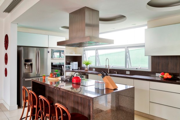 Cozinha Multifuncional: Ilha Central como Ponto de Encontro e Preparo - ideia