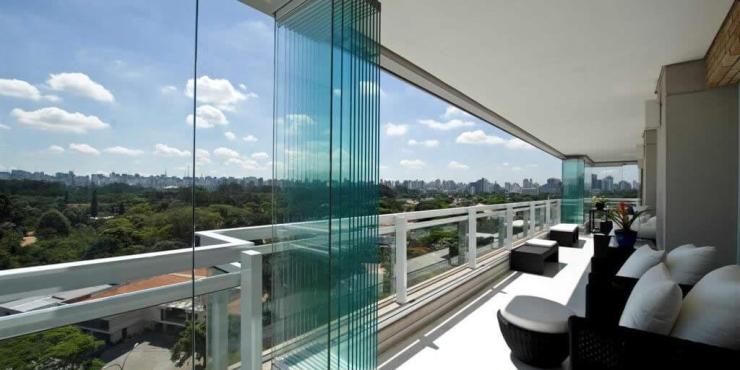 Sacada de Vidro com Cortinas Leves e Fluídas: Privacidade e Charme - inspiração