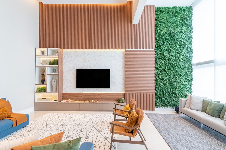 Verde Vertical: Jardim Vertical Exuberante e Iluminação Direcionada - ideia