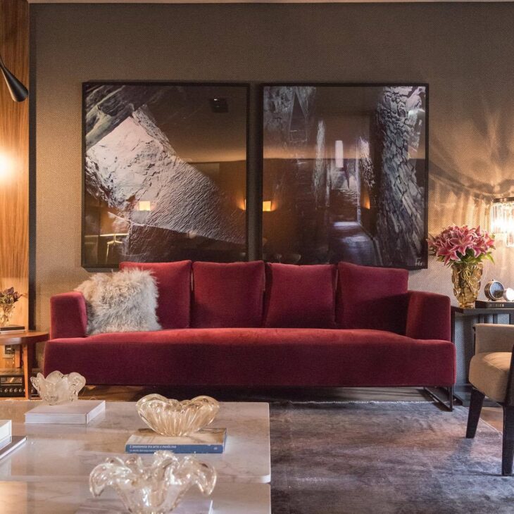 Sofá Vermelho Bordô com Toques Dourados: Para Uma Sala de Cinema - detalhe