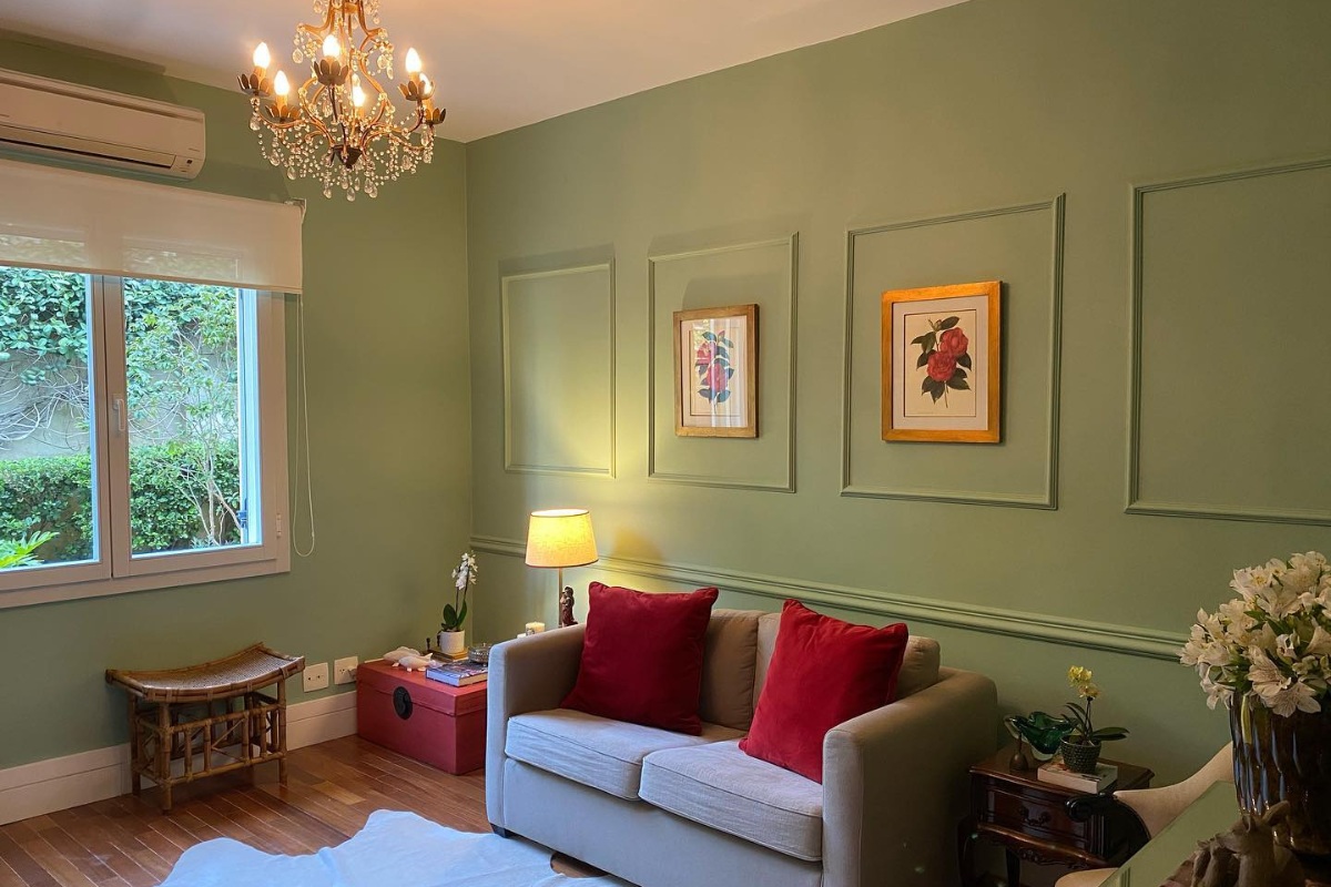 Toque Clássico: Sala de Estar com Boiseries e Detalhes Delicados - ideia