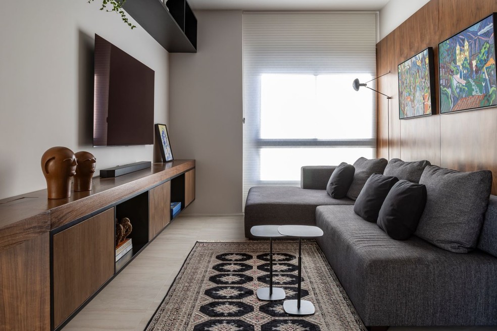 Sofá Cinza e Parede Degradê: Um Arco-Íris de Estilo na Sua Sala! - ideia