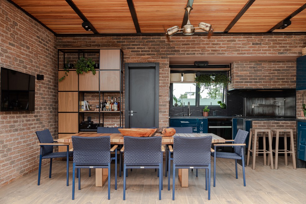 Varanda Gourmet Decorada com Estilo Industrial e Tijolinhos à Vista: Personalidade Marcante! - inspiração