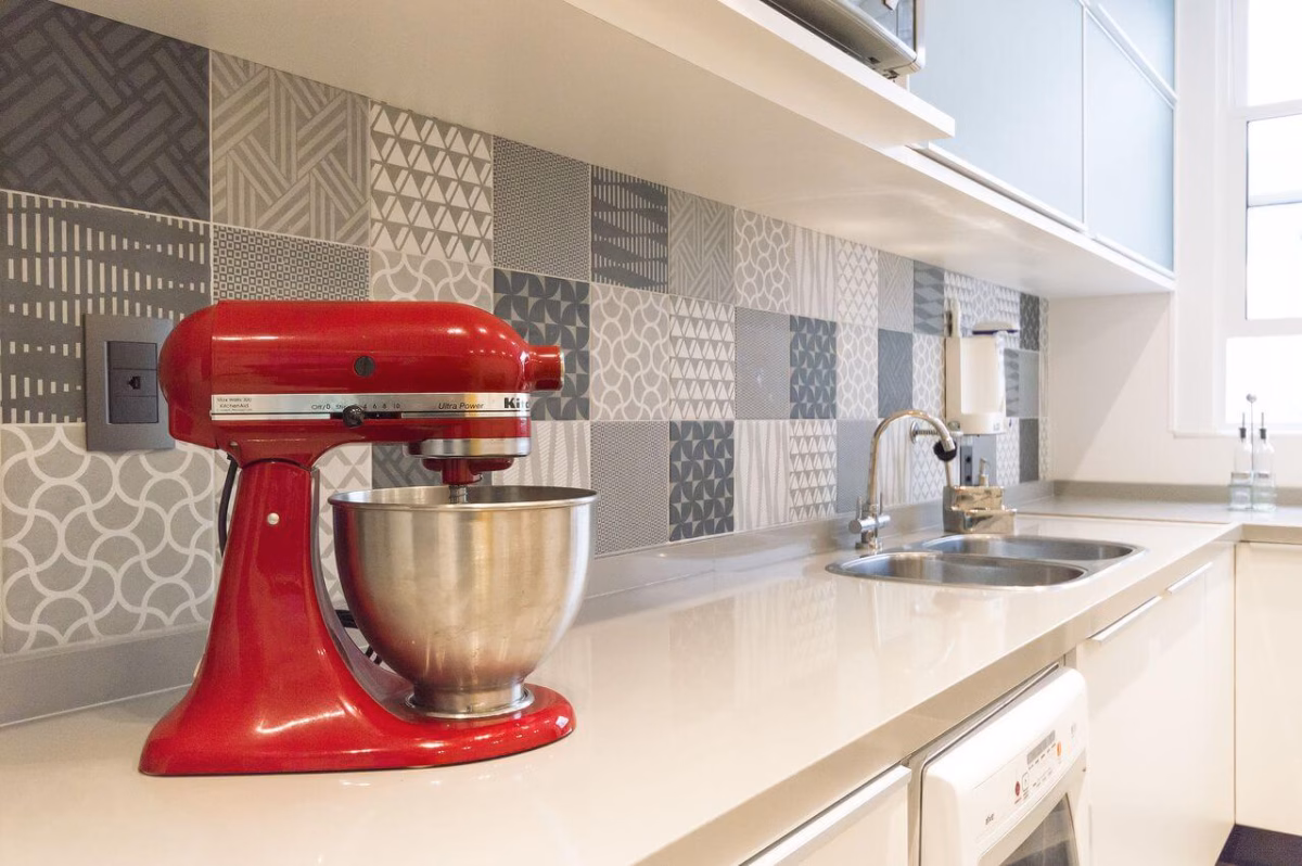 Cozinha Branca Moderna: Bancada de Quartzo Colorida - detalhe