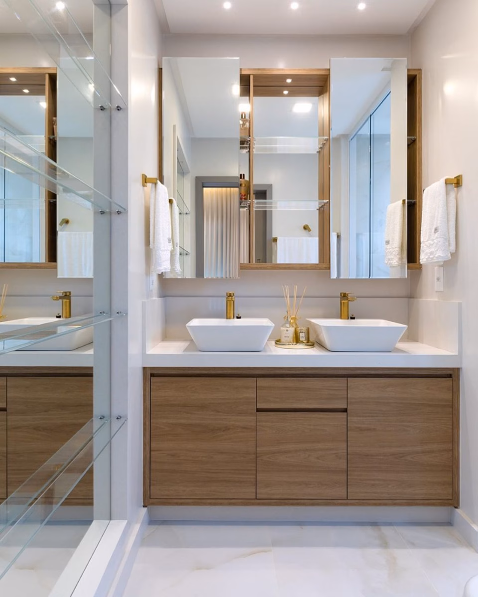 Com Cuba Dupla e Nichos: Funcionalidade e Organização em Banheiros Amplos - detalhe