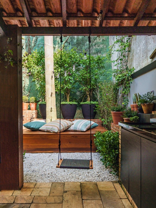 Banco de Varanda Integrado ao Jardim Vertical: Natureza ao Seu Alcance - detalhe