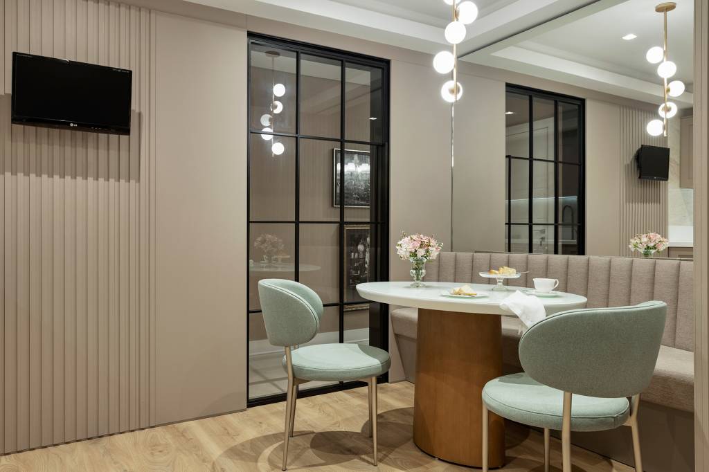 Canto Alemão Planejado Com Detalhes em Boiserie Para Um Toque Clássico - detalhe