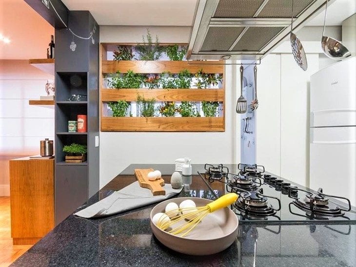 Jardim Vertical de Temperos: Frescor e Aroma ao Seu Alcance - detalhe