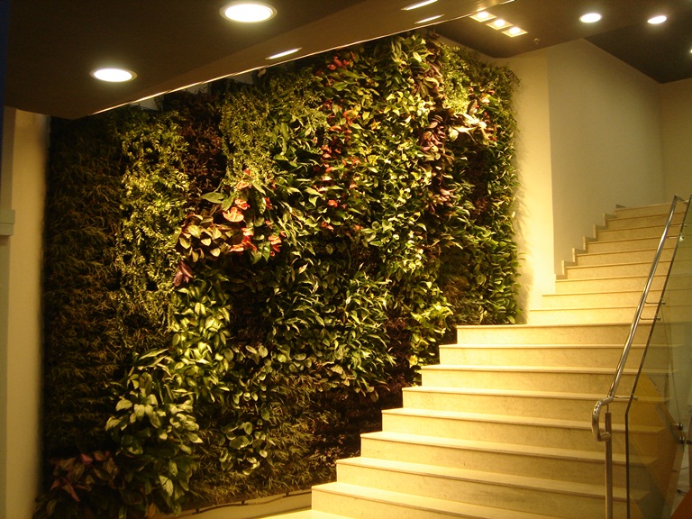 Jardim Vertical Iluminado com LED: Destaque e Sofisticação Noturna - detalhe