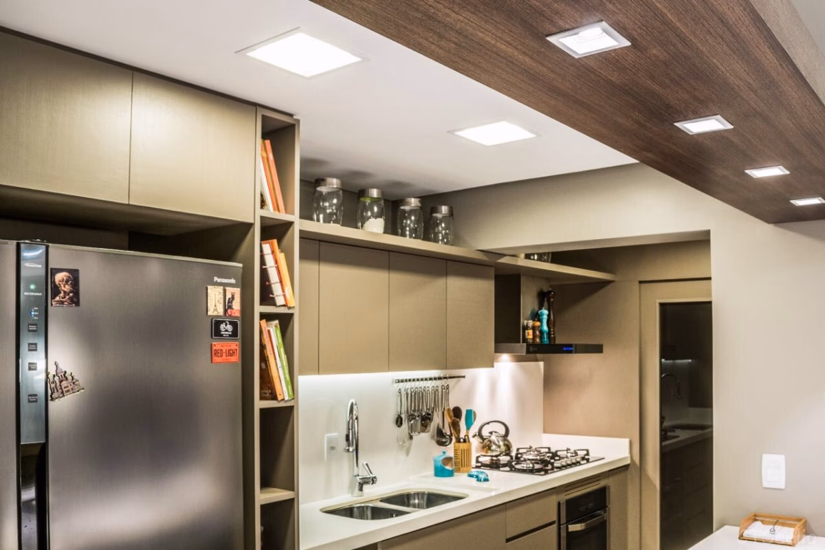 Cozinha Moderna com Prateleiras Aéreas e Utensílios à Mostra - ideia